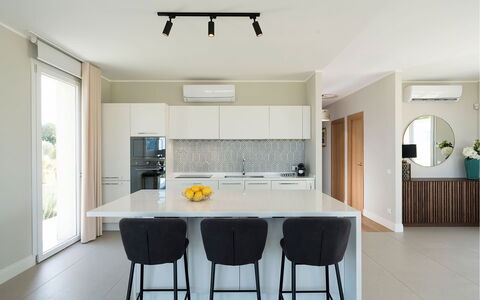 Green Hill: Meubilair, Interieur Ontwerp, Flooring, Verdieping, Keuken, Stoel, Lichte Inrichting, Keuken En Eettafel, Countertop, Hout