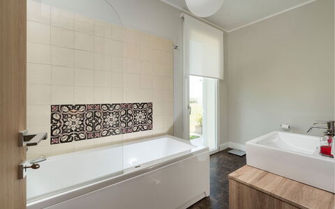 Green Hill: Bad, Flooring, Loodgieterswerkinrichting, Badkamer, Verdieping, Interieur Ontwerp, Kraan, Loodgieter, Tegel, Kamer