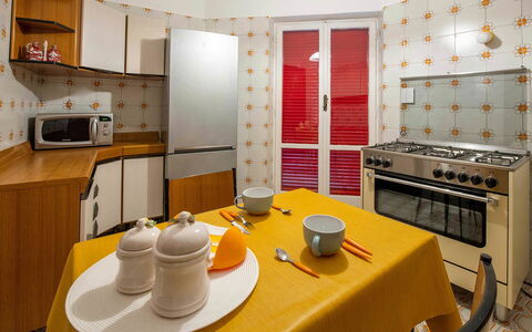 Apartment Amina: Interieur Ontwerp, Flooring, Hout, Verdieping, Keuken, Major Appliance, Kamer, Toestel Van De Keuken, Plafond, Verlichting