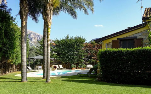 Villa Virna: Zwembad, Toevlucht, Eco Hotel, Schaduw, Hacienda, Tuin, Gazon, Landgoed, Landscaping