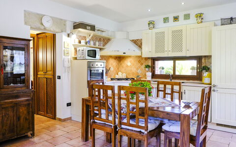 Villa Virna: Meubilair, Interieur Ontwerp, Flooring, Hout, Keuken, Plafond, Verdieping, Kamer, Tafel, Verlichting