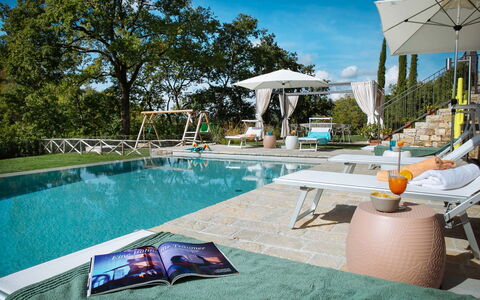 Villa Torre del Chianti: Zwembad, Buitenmeubels, Meubilair, Paraplu, Ligstoel, Toevlucht, Vrije Tijd, Stoel, Eco Hotel, Schaduw