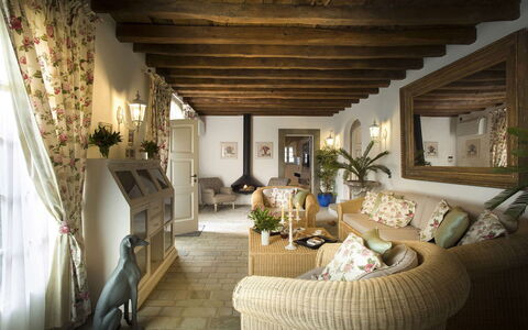 Villa Chianti: Meubilair, Interieur Ontwerp, Muur, Bankstel, Hout, Plafond, Tafel, Woonkamer, Stoel, Verlichting