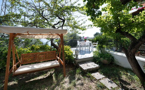 Villa Eva: Meubilair, Tuin, De Lente, Buitenmeubels, Schaduw, Stoel, Backyard, Landscaping, Werf
