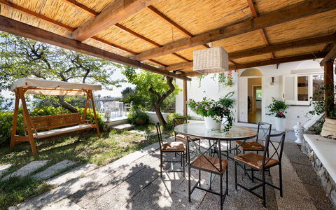 Villa Eva: Meubilair, Tafel, Stoel, Buitenmeubels, Veranda, Bloempot, Buitentafel, Verdieping, Keuken En Eettafel, Patio