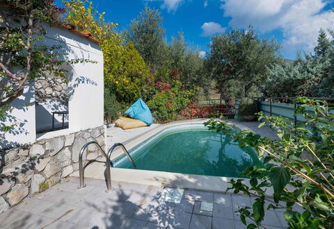 Villa Eva: Blauw, Zwembad, Tuin, Backyard, Schaduw, Waterpartij, Landscaping, Buitenmeubels, Toevlucht, Eco Hotel