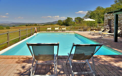 Villa Ghirlanda: Zwembad, Buitenmeubels, Meubilair, Toevlucht, Eco Hotel, Stoel, Ligstoel, Schaduw, Villa, Thermae