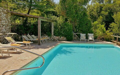 Villa Ghirlanda: Zwembad, Buitenmeubels, Meubilair, Toevlucht, Samengesteld Materiaal, Eco Hotel, Schaduw, Stoel, Ligstoel, Thermae