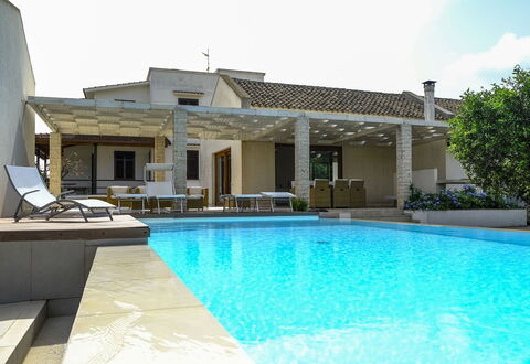 Villa Adriana: Zwembad, Toevlucht, Woongebied, Thermae, Buitenmeubels, Meubilair, Huis, Eco Hotel, Samengesteld Materiaal, Schaduw