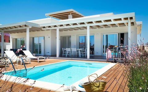 Villa Matilde: Zwembad, Toevlucht, Buitenmeubels, Eco Hotel, Schaduw, Vrije Tijd, Landgoed, Villa, Stoel, Outdoor Structuur