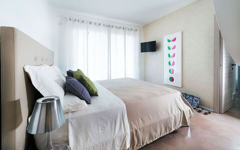 Villa Matilde: Meubilair, Bed, Interieur Ontwerp, Bedding, Slaapkamer, Muur, Verdieping, Laken, Flooring, Kamer