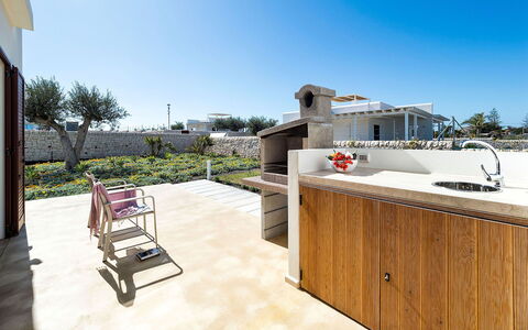 Villa Federica: Schaduw, Stoel, Tegel, Ontwerp, Villa, Kamerplant, Buitenmeubels, Keuken, Outdoor Structuur, Patio