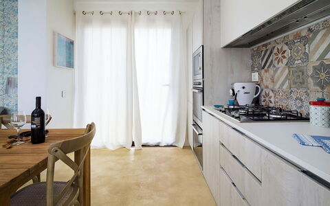 Villa Federica: Flooring, Meubilair, Keuken, Interieur Ontwerp, Verdieping, Hout, Countertop, Major Appliance, Toestel Van De Keuken, Cabinetry