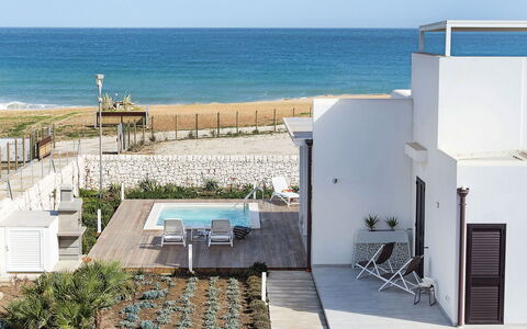 Thyme: Toevlucht, Zee, Schaduw, Buitenmeubels, Balkon, Villa, Landgoed, Stoel, Paraplu, Strand