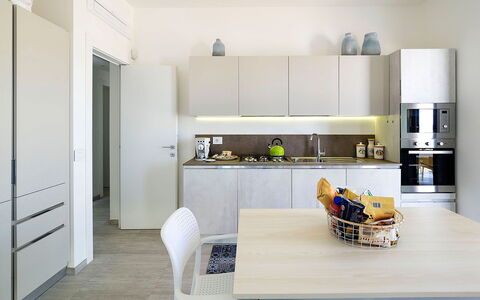 Thyme: Meubilair, Keuken, Interieur Ontwerp, Countertop, Toestel Van De Keuken, Flooring, Hout, Cabinetry, Major Appliance, Verdieping