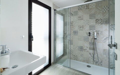 Rosemary: Badkamer, Loodgieterswerkinrichting, Interieur Ontwerp, Flooring, Verdieping, Douche, Kraan, Loodgieter, Douchekop, Tegel