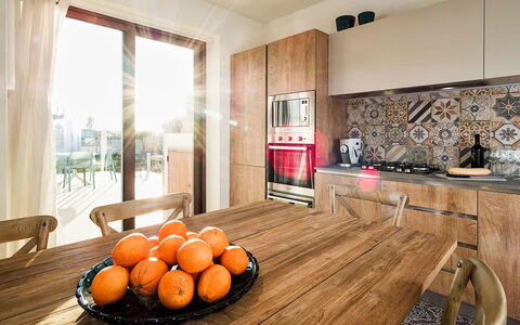 Villa Orietta: Meubilair, Keuken, Countertop, Flooring, Interieur Ontwerp, Verdieping, Houten Vloer, Cabinetry, Toestel Van De Keuken, Hout