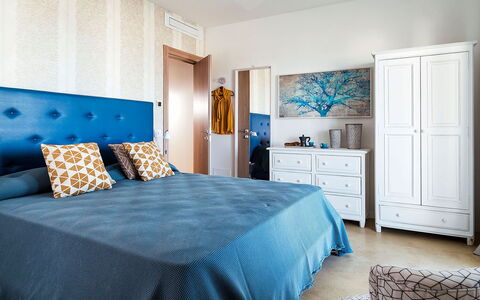 Villa Orietta: Meubilair, Bed, Blauw, Slaapkamer, Interieur Ontwerp, Bedding, Laken, Flooring, Verdieping, Hout