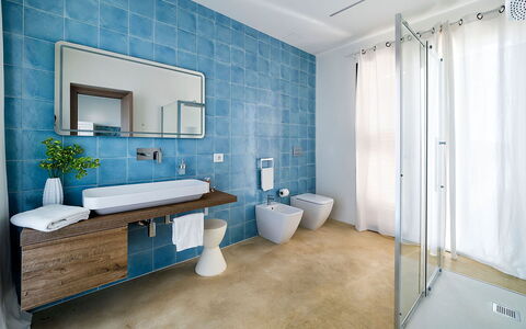 Villa Orietta: Badkamer, Loodgieterswerkinrichting, Flooring, Interieur Ontwerp, Verdieping, Wastafel, Kraan, Wastafel In De Badkamer, Loodgieter, Tegel