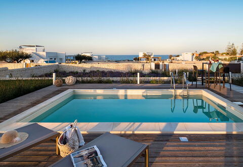 Villa Orietta: Zwembad, Toevlucht, Buitenmeubels, Samengesteld Materiaal, Eco Hotel, Ligstoel, Schaduw, Stoel, Villa, Hotel