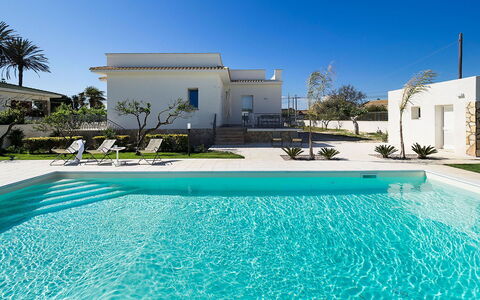 Villa Emma: Zwembad, Toevlucht, Samengesteld Materiaal, Landgoed, Eco Hotel, Hacienda, Landscaping, Flagstone, Schaduw, Villa