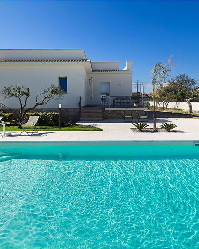 Villa Emma: Zwembad, Toevlucht, Samengesteld Materiaal, Landgoed, Eco Hotel, Hacienda, Landscaping, Flagstone, Schaduw, Villa
