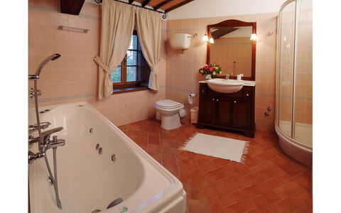 Villa Montichiello: Badkamer, Interieur Ontwerp, Loodgieterswerkinrichting, Flooring, Verdieping, Meubilair, Bad, Kraan, Loodgieter, Wastafel