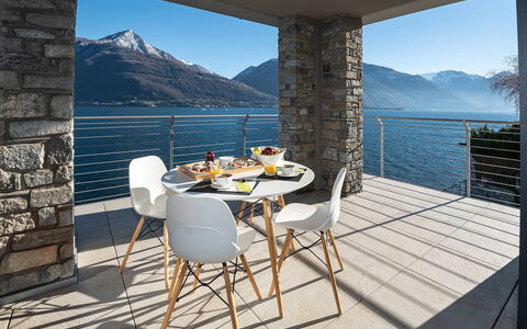 Villa Perla: Meubilair, Stoel, Tafel, Interieur Ontwerp, Keuken En Eettafel, Flooring, Verdieping, Buitenmeubels, Restaurant, Zee