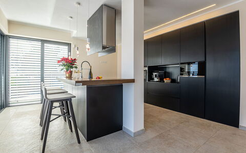 Villa Perla: Interieur Ontwerp, Meubilair, Flooring, Muur, Cabinetry, Countertop, Verdieping, Keuken, Hout, Plafond