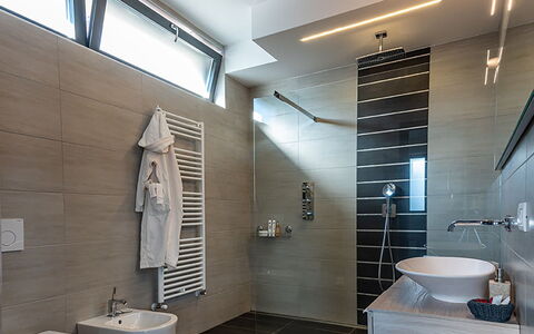 Villa Perla: Flooring, Interieur Ontwerp, Loodgieterswerkinrichting, Plafond, Verdieping, Badkamer, Lichte Inrichting, Verlichting, Wastafel, Spiegel