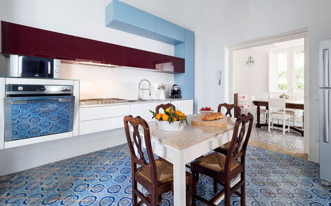 The Flower Garden: Flooring, Interieur Ontwerp, Keuken, Countertop, Verdieping, Meubilair, Toestel Van De Keuken, Cabinetry, Major Appliance, Verlichting