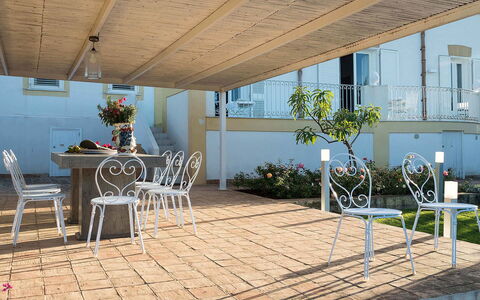The Flower Garden: Meubilair, Verdieping, Flooring, Buitenmeubels, Schaduw, Buitentafel, Stoel, Outdoor Structuur, Veranda, Bloempot