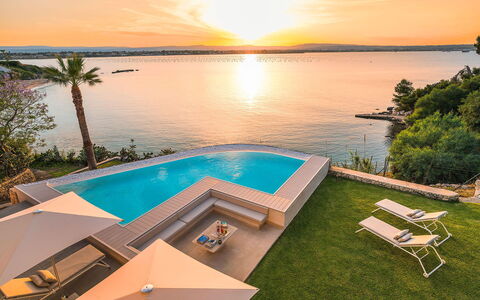 Sea Art Villa: Blauw, Zwembad, Toevlucht, Vrije Tijd, Zee, Eco Hotel, Oceaan, Kust, Buitenmeubels, Villa