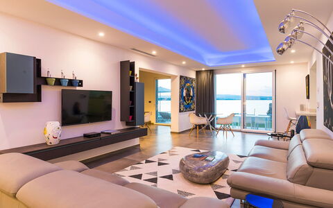 Sea Art Villa: Interieur Ontwerp, Meubilair, Flooring, Plafond, Verdieping, Appartement, Televisie, Woonkamer, Verlichting, Kamer
