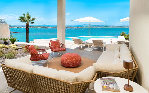 Sea Art Villa: Meubilair, Buitenmeubels, Stoel, Toevlucht, Zee, Kust En Oceanic Landvormen, Schaduw, Kust, Eco Hotel, Oceaan