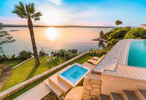 Sea Art Villa: Blauw, Water, Zwemwater, Zwembad, Kust En Oceanic Landvormen, Toevlucht, Kust, Zee, Meer, Vrije Tijd