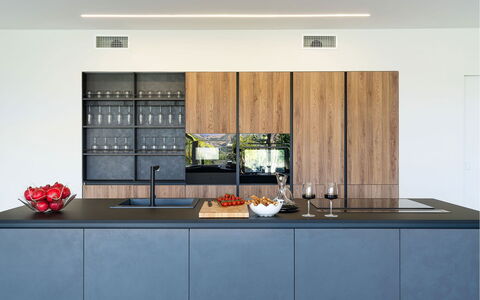 Villa Inga: Keuken, Interieur Ontwerp, Countertop, Toestel Van De Keuken, Hout, Cabinetry, Flooring, Meubilair, Kast, Huishoudapparatuur