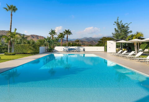 Villa Inga: Blauw, Zwembad, Toevlucht, Buitenmeubels, Eco Hotel, Schaduw, Vrije Tijd, Ligstoel, Stoel