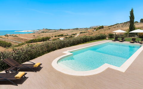 Villa Carousel: Blauw, Zwembad, Toevlucht, Eco Hotel, Buitenmeubels, Villa, Schaduw, Landgoed, Hotel, Badplaats