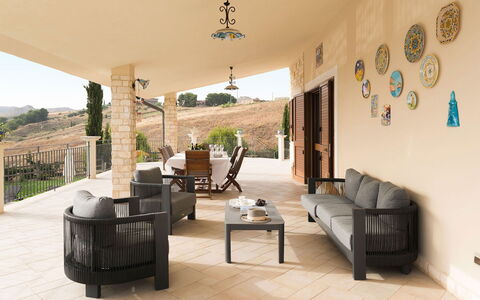 Villa Carousel: Meubilair, Flooring, Stoel, Interieur Ontwerp, Verdieping, Tafel, Buitenmeubels, Bankstel, Woonkamer, Huis