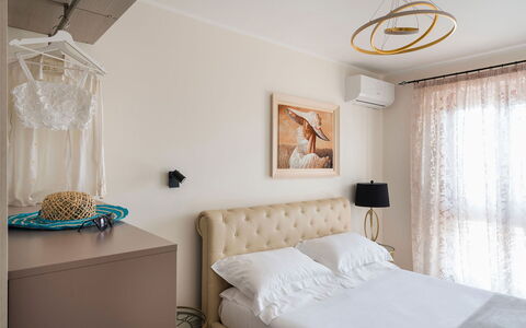 Villa Carousel: Meubilair, Bed, Interieur Ontwerp, Slaapkamer, Muur, Kamer, Bedding, Verdieping, Hout, Laken