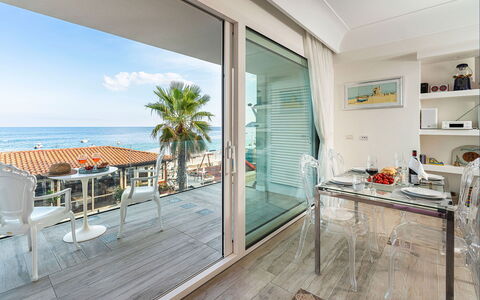 Casa Light Blu: Toevlucht, Meubilair, Zee, Balkon, Oceaan, Buitenmeubels, Schaduw, Appartement, Stoel, Kust