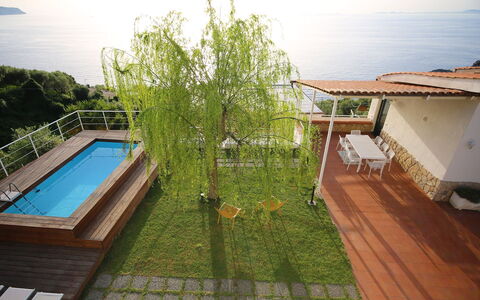 Mermaid Villa: Zwembad, Vrije Tijd, Toevlucht, Dek, Buitenmeubels, Beits, Eco Hotel, Hardwood, Schaduw, Balkon