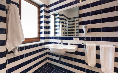 Relais Nike: Blauw, Interieur Ontwerp, Badkamer, Flooring, Loodgieterswerkinrichting, Verdieping, Wastafel In De Badkamer, Tegel, Samengesteld Materiaal, Loodgieter