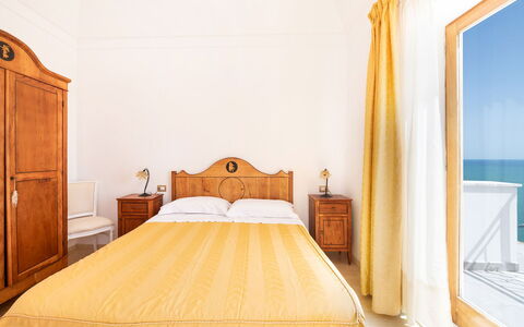 Relais Nike: Verdieping, Slaapkamer, Flooring, Zee, Laken, Appartement, Bedding, Bed, Oceaan, Bed Frame