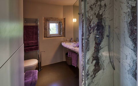 La Rocca di Monteggiori: Flooring, Interieur Ontwerp, Verdieping, Loodgieterswerkinrichting, Verlichting, Plafond, Kamer, Badkamer, Loodgieter, Kraan