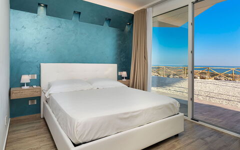 Villa Montallegro: Meubilair, Slaapkamer, Hout, Interieur Ontwerp, Verdieping, Bed, Flooring, Bedding, Laken, Bed Frame