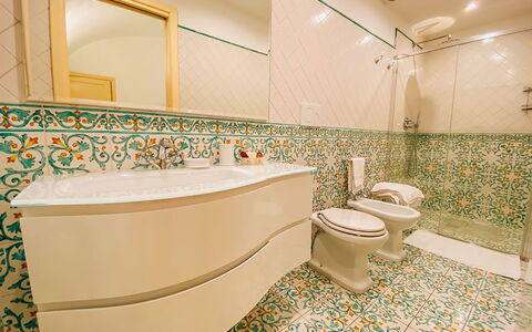 San Sebastiano: Flooring, Interieur Ontwerp, Verdieping, Loodgieterswerkinrichting, Badkamer, Loodgieter, Tegel, Kraan, Wastafel In De Badkamer, Wastafel