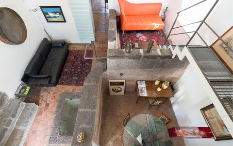 Villa Carosone: Flooring, Muur, Interieur Ontwerp, Meubilair, Hout, Verdieping, Bankstel, Verlichting, Woonkamer, Plafond