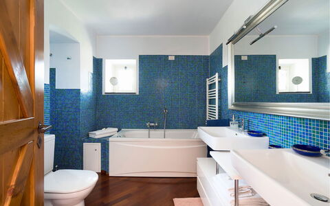 Villa Carosone: Blauw, Badkamer, Loodgieterswerkinrichting, Flooring, Interieur Ontwerp, Verdieping, Wastafel, Bad, Kraan, Wastafel In De Badkamer